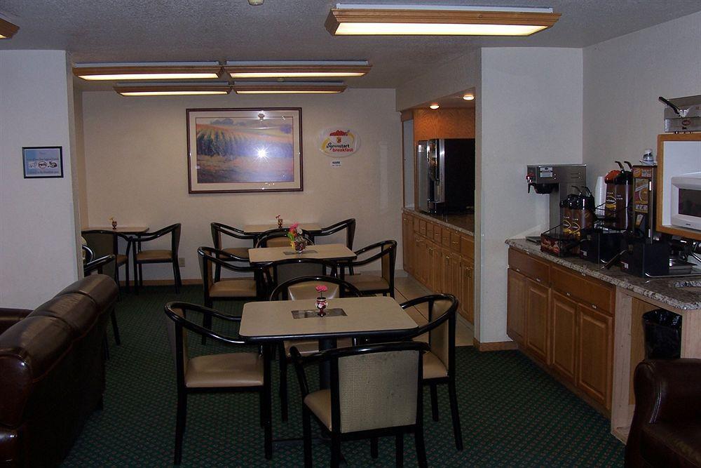 Super 8 By Wyndham Omaha Eppley Airport/Carter Lake Exterior photo
